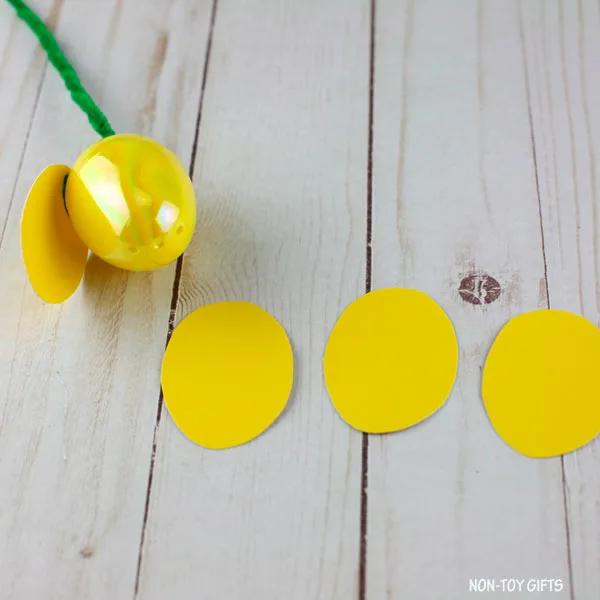 Plastic Easter Egg Flowers – Easter Craft For Kids And Adults