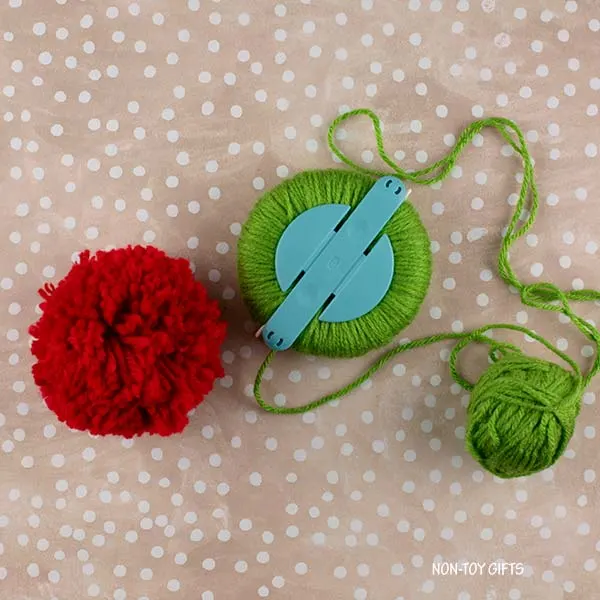 how to make a pom pom