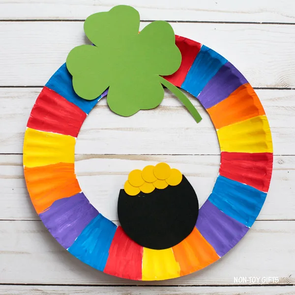St Patrick's Day paper plate wreath craft for kids
