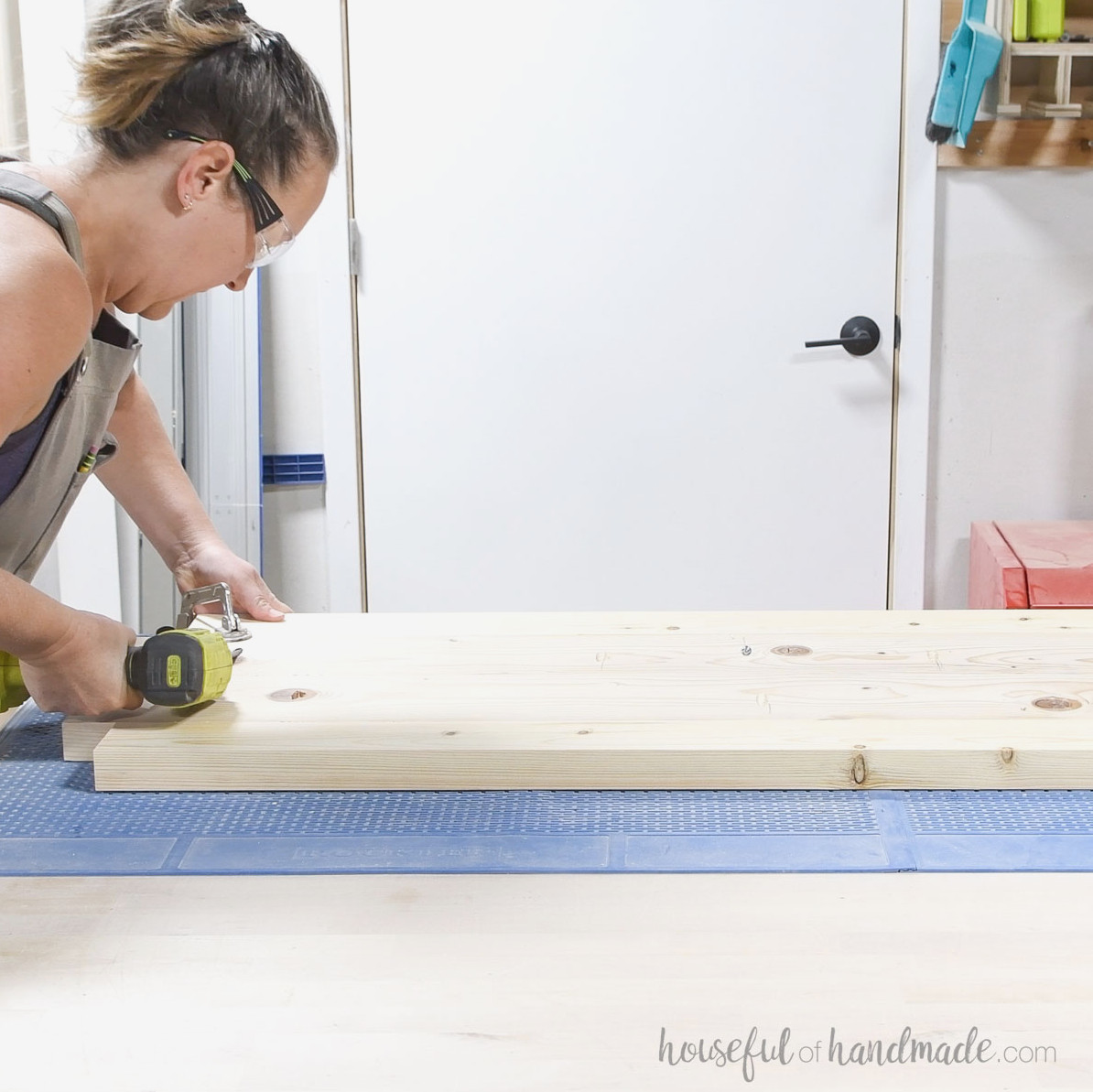Joining the top boards with pocket holes.