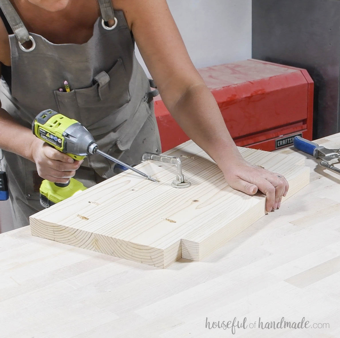 Joining the top boards with pocket holes.