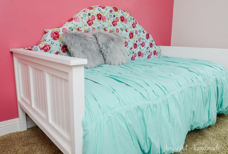 Create a cozy bedroom retreat with a lovely upholstered daybed. These straightforward plans are ideal for making a new bed on a budget. Housefulofhandmade.com