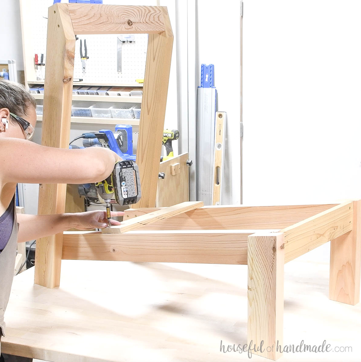 Fastening the back support to the XL chair frame.