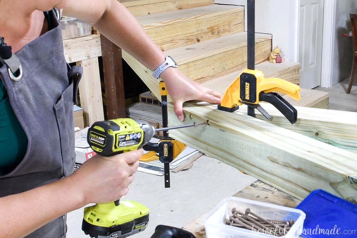 Joining the two leg boards with XL pocket hole screws.