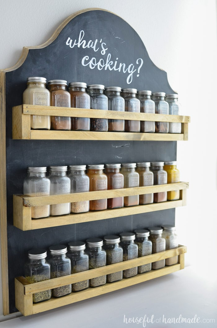 Try these incredible DIY projects to organize your home this year. I adore this hanging spice rack! It is an ideal solution for arranging spices in the kitchen. Find the plans for this simple wooden spice rack at Housefulofhandmade.com.
