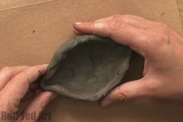 Easy Leaf Pinch Pots for Preschoolers and Kids. A great clay project for young kids for Fall or Thanksgiving #clay #preschool #thanksgiving #fall #autumn