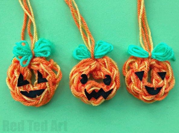 How to Finger Knit a Pumpkin - enjoy even more finger knitting fun! Yes, we have created yet another finger knitting project - make these wonderfully simple finger knitted Jack O'Lanterns! We adore adorable Halloween Crafts for Kids!! Beautiful!