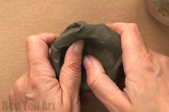 Easy Leaf Pinch Pots for Preschoolers and Kids. A great clay project for young kids for Fall or Thanksgiving #clay #preschool #thanksgiving #fall #autumn