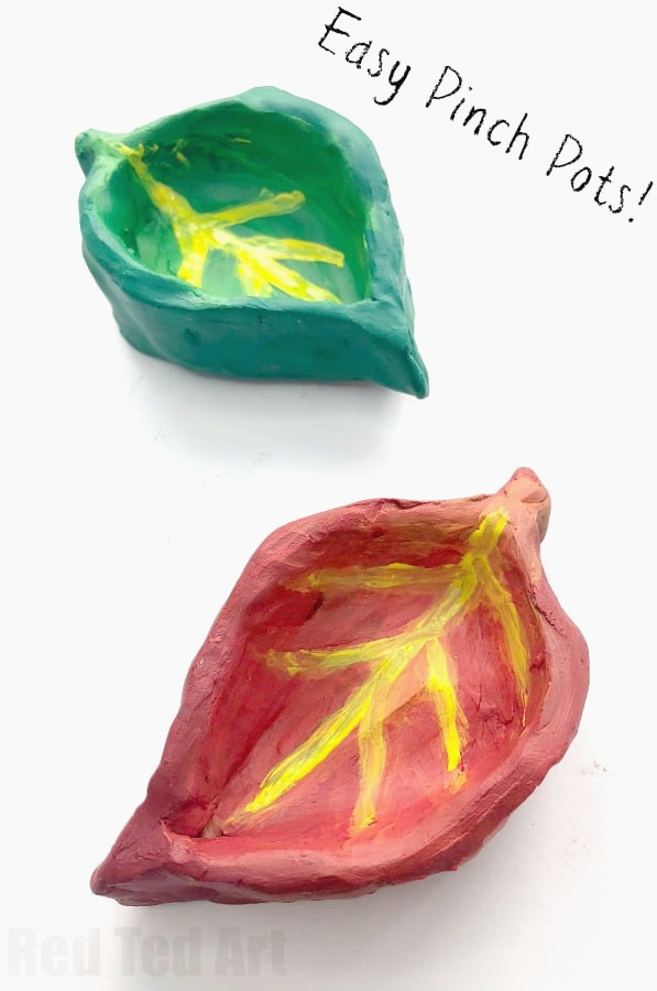 Easy Leaf Pinch Pots for Preschoolers and Kids. A great clay project for young kids for Fall or Thanksgiving #clay #preschool #thanksgiving #fall #autumn