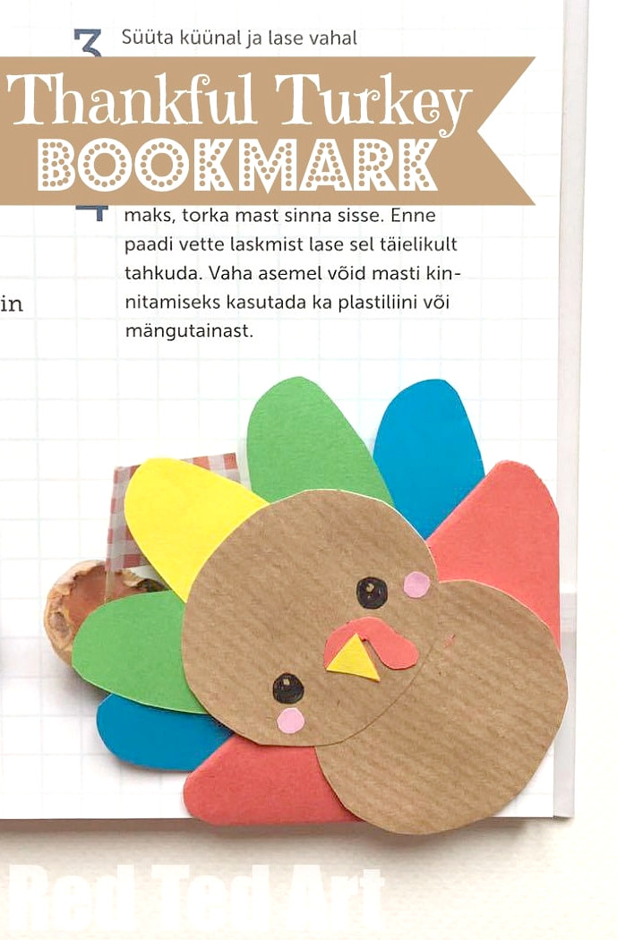 Seriously cute Turkey Bookmark Corner for Thanksgiving. A cute little DIY for the kids (or grown ups to make and give). Use the feathers to write thankfulness messages. Just lovely. Hooray for Corner Bookmark Designs at Thanksgiving!