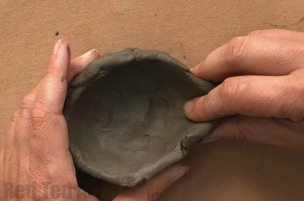 Easy Leaf Pinch Pots for Preschoolers and Kids. A great clay project for young kids for Fall or Thanksgiving #clay #preschool #thanksgiving #fall #autumn