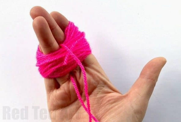 how to make pom poms with your fingers #diy #pompoms #pompom #howto