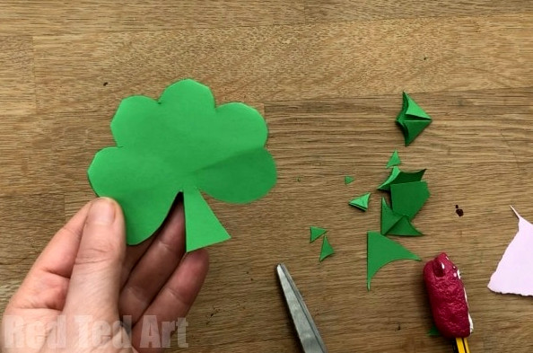 Simple Shamrock Corner Bookmark Design for St Patrick's Day. We adore a cheerful Corner Bookmark Design. These lucky Shamrock Bookmarks are fast and easy to create. A lovely little gift for someone on St Patrick;s Day!! Add the adorable Kawaii Shamrock faces or keep them plain! #Shamrock #Shamrockcraft #stpatricksday #cornerbookmark #bookmark