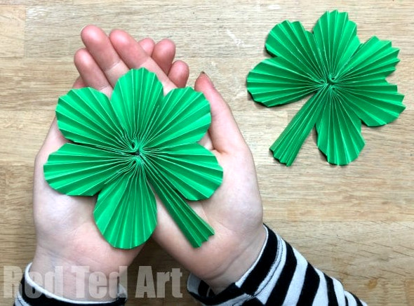 Paper Fan Shamrock Decorations - Have a Happy St Patrick's Day! A wonderful simple Paper St Patrick's Day decoration to create with children. Transform paper into beautiful Paper Fan Shamrocks. Use them to make Paper Shamrock Garlands or display them separately! They are fun to make too! #Shamrocks #papercrafts #papershamrock #stpatricksday