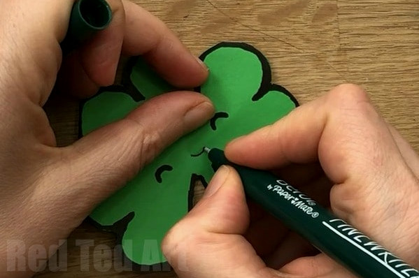 Simple Shamrock Corner Bookmark Design for St Patrick's Day. We adore a cheerful Corner Bookmark Design. These lucky Shamrock Bookmarks are fast and easy to create. A lovely little gift for someone on St Patrick;s Day!! Add the adorable Kawaii Shamrock faces or keep them plain! #Shamrock #Shamrockcraft #stpatricksday #cornerbookmark #bookmark