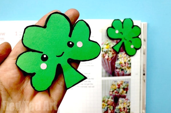 Simple Shamrock Corner Bookmark Design for St Patrick's Day. We adore a cheerful Corner Bookmark Design. These lucky Shamrock Bookmarks are fast and easy to create. A lovely little gift for someone on St Patrick;s Day!! Add the adorable Kawaii Shamrock faces or keep them plain! #Shamrock #Shamrockcraft #stpatricksday #cornerbookmark #bookmark