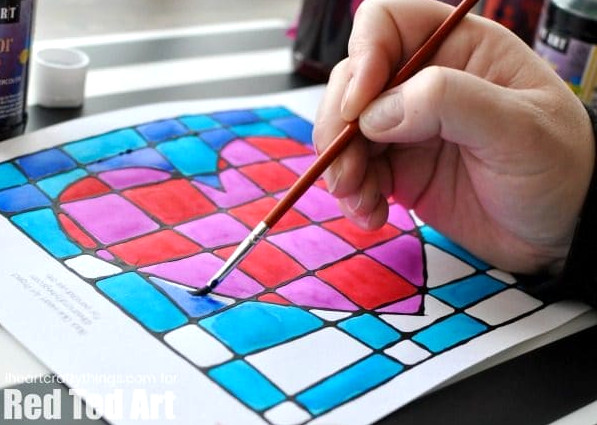 Black Glue Heart Art Project - Stained Glassed Heart Art. How beautiful is this art projects for kids this Valentine's Day? Would make a gorgeous gift too! #blackglue #heartart #valentinesday #artprojects #kidscrafts #art