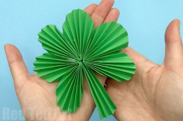 Paper Fan Shamrock Decorations - Have a Happy St Patrick's Day! A wonderful simple Paper St Patrick's Day decoration to create with children. Transform paper into beautiful Paper Fan Shamrocks. Use them to make Paper Shamrock Garlands or display them separately! They are fun to make too! #Shamrocks #papercrafts #papershamrock #stpatricksday