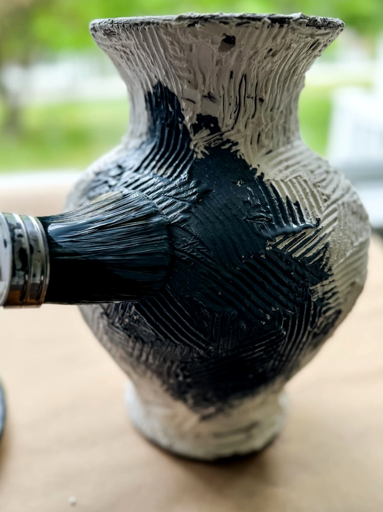 painting a vase blue