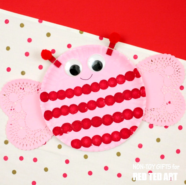 Adorable Love Bug Paper Plate Valentines for Preschoolers. These little Love Bugs or Bee Mine Paper Plate Valentines are easy to make and oh so cute! They make great decorations and fabulous Preschool Valentine's Day Craft! #Valentinesday #preschool #valentines #toddler #paperplates #lovebug #beemine