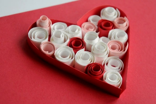Easy Quilling for kids. Learn the basics of Paper Quilling with these great Paper Quilled Heart Cards for Valentines Day. #valentines #valentinesday #valentinesdaycards #valentinescards #hearts #papercrafts #quilling