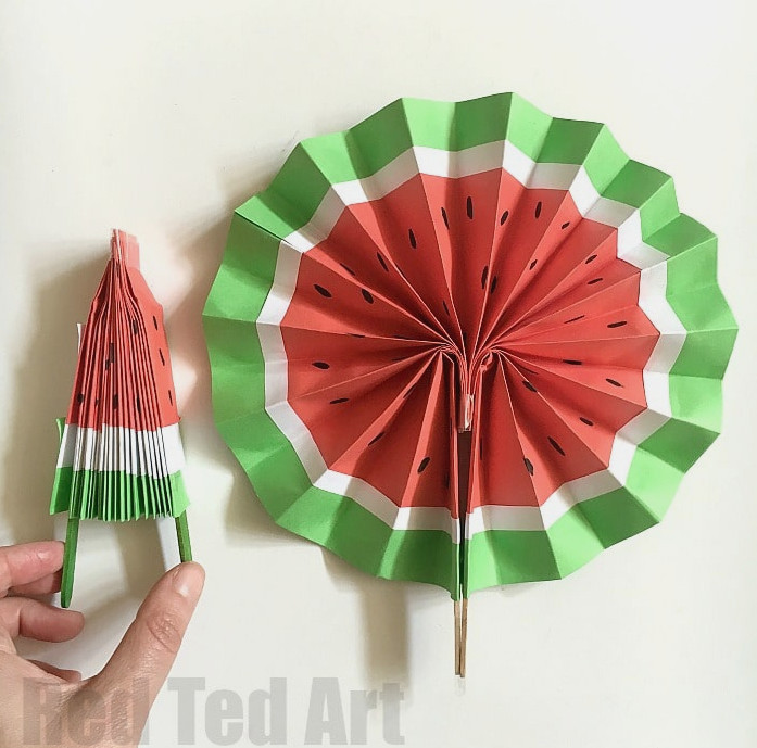 DIY Paper Fans - love this Melon Fan version, so cute!! Great paper toy for kids. Great for popping in our pocket too. Make them plain paper, scrapbook paper or create your own funky designs. Wonderful Wedding Favours or crafts for kids for summer. How to make paper fans!