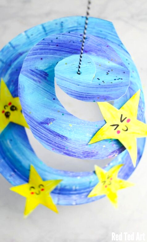 Paper Plate Star Twirler - a super duper cute decoration for baby's room. Single Twinkle Twinkle little star and watch these memsmerizing twirler... so cute! A great way to get crafty with a toddler and welcome a new baby! A lovely New Year's Eve decoration for young kids too! #baby #roomdecor #twinkletwinkle #toddlers